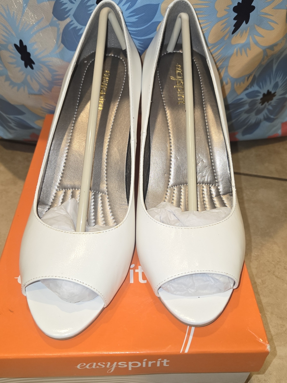 Easy Spirit White Peep-Toe Mid-Heel Pumps - Picture 2 of 4